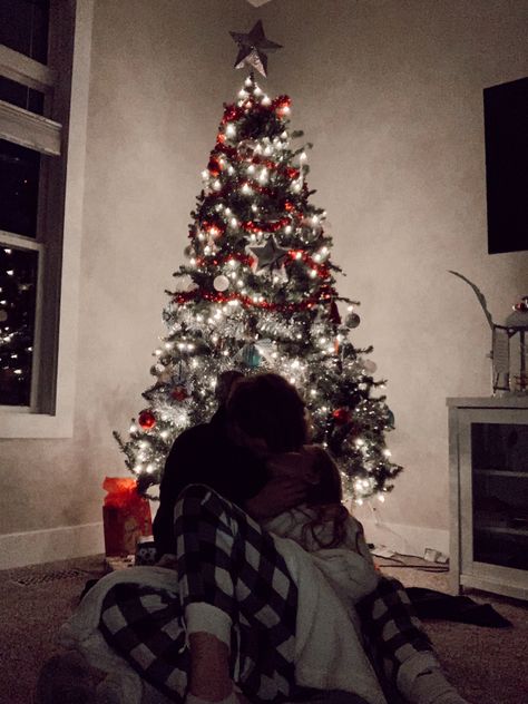 First Christmas Couple, Poses In Front Of Christmas Tree, Christmas Tree Couple Aesthetic, Sitting In Front Of Christmas Tree Poses, Cute Couples Christmas Pictures, Couple Christmas Tree Photos, Couple Photo Christmas Tree, Xmas Couple Photos, Christmas Tree Couple Pictures Indoor