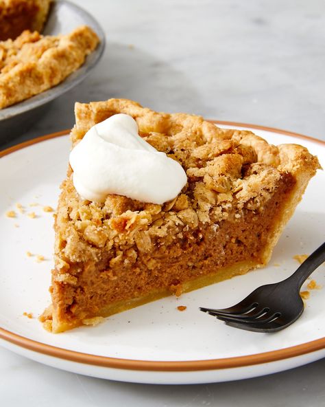 Delish Pumpkin Pie Streusel, Streusel Pie, Apple Cheesecake Bars, Pumpkin Streusel, Caramel Apple Cheesecake Bars, Traditional Thanksgiving Menu, Caramel Apple Cheesecake, Thanksgiving Pies, Butter Pie