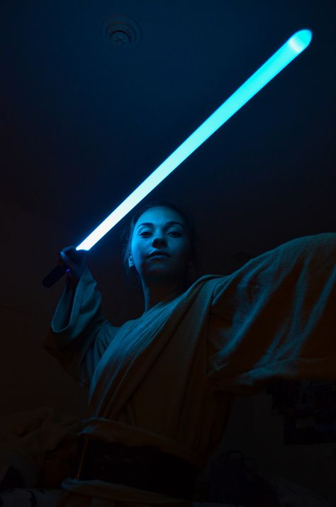 Star Wars Jedi Pose Reference, Star Wars Portraits Photography, Jedi Photoshoot, Lightsaber Photography, Lightsaber Photoshoot, Star Wars Photography, Star Wars Photoshoot, Jedi Poses, Star Wars Poses