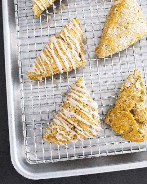 Pumpkin Chai Scones Chai Scones, Pumpkin Spice Chai, Pumpkin Scones Recipe, Ww Breakfast, Fall Tea, British Desserts, Pumpkin Scones, Chai Recipe, Pumpkin Chai