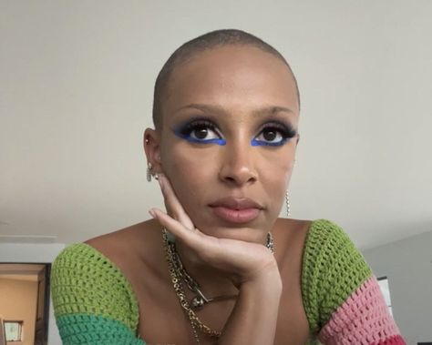 Music creative Doja Cat took to Instagram Live last night (August 4, 2022) where she let fans know why she shaved her hair, a new look she first revealed on her feed in mid-July with a close-cut pixie cut. Sporting an even shorter buzz cut on the live, she explained, “I was never supposed to […] The post Doja Cat Shaves Her Eyebrows On Instagram Live, Says She’s Always Hated Her Hair appeared first on SNOBETTE. Doja Cat Shaved Hair, Doja Cat No Eyebrows, Doja Cat Buzz Cut, Doja Cat Short Hair, Doja Aesthetic, Shave Eyebrows, Music Creative, Shave Her Head, Jewerly Set