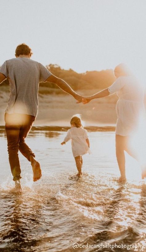 Family Beach Pictures In Water, Big Family Beach Photoshoot, Emotive Family Photography, Candid Beach Pictures, Candid Family Photos, Family Beach Pictures Poses, Beach Photoshoot Family, Outdoor Family Photoshoot, Family Beach Session