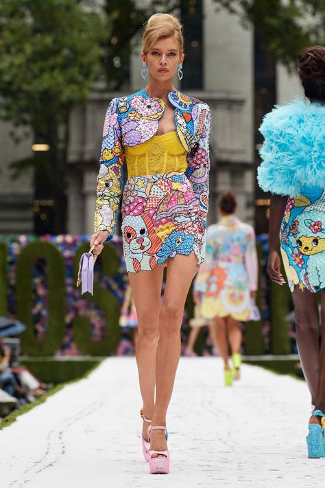 Moschino Spring 2022 Ready-to-Wear Collection | Vogue Moschino Fashion, Ladies Who Lunch, Stella Maxwell, Jeremy Scott, Fabulous Fashion, Fashion Show Collection, Lookbook Outfits, Summer 2022, Milan Fashion