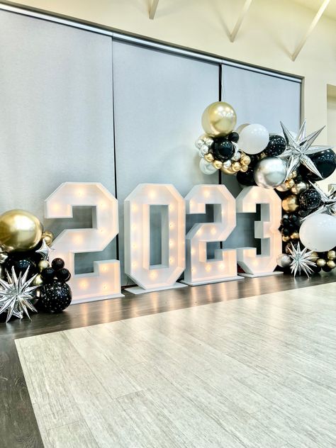 Graduation Backdrop Ideas 2023, Prom House Decorations, 2023 Graduation Balloons, Graduation Setup Ideas, Graduation Balloon Decorations 2023, High School Graduation Balloon Garland, Prom Setup Decor, Balloon Arch Backdrop Graduation, Graduation 2023 Party Ideas