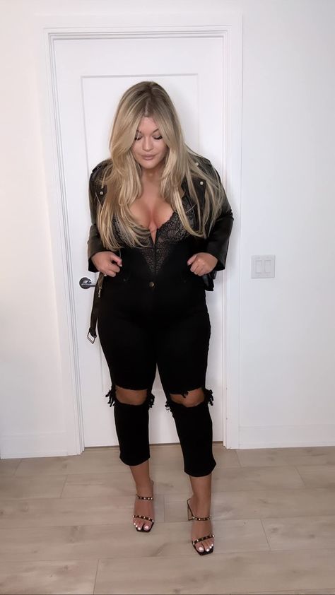 Black Bodysuit Outfit Plus Size, Plus Bar Outfit, Curvy Party Outfit Night, Mid Sized Concert Outfit, Casino Outfit Plus Size, Juanes Concert Outfit, Cute Casino Outfit, Freestyle Concert Outfit Women, Night Out Outfit Plus Size Going Out