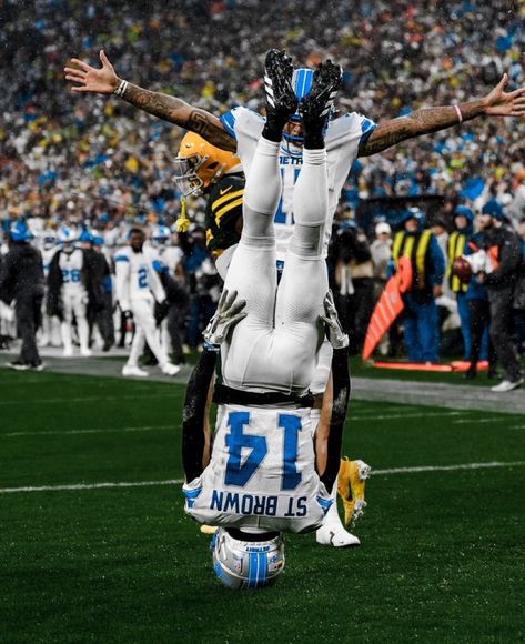 Amon Ra St Brown Wallpaper, Amon Ra St Brown, Detroit Lions Wallpaper, Cool Football Pictures, Amen Ra, Funny Football Videos, Amon Ra, Football Poses, Nfl Football Pictures