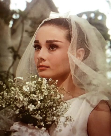 Audrey Hepburn Wedding, Funny Face 1957, Marilyn Monroe And Audrey Hepburn, Aubrey Hepburn, Movie Funny, Audrey Hepburn Photos, Girly Movies, Cottage Wedding, Audrey Hepburn Style