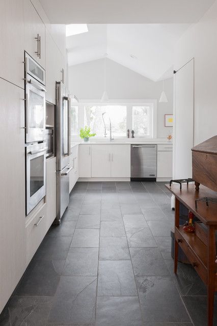 Slate Tile Floor Kitchen, Floor Kitchen Ideas, Black Tiles Kitchen, Grey Tile Kitchen Floor, Slate Floor Kitchen, Grey Slate Tile, Grey Kitchen Tiles, Kitchen With White Cabinets, Slate Kitchen