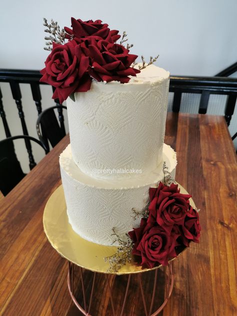 White Cake With Red Roses, Cake With Red Roses, Red Rose Wedding Cake, Red Roses Wedding, Roses Wedding Cake, Cake Roses, Wedding Cake Roses, Red Rose Wedding, Romantic Wedding Cake