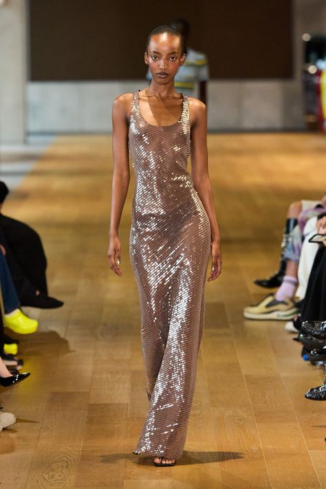 Monse Spring 2025 Ready-to-Wear https://www.vogue.com/fashion-shows/spring-2025-ready-to-wear/monse/slideshow/collection#8 2025 Fashion, Spring 2025, Runway Trends, Runway Looks, Beautiful Gowns, Looks Vintage, London Fashion Week, New York Fashion Week, Classy Outfits