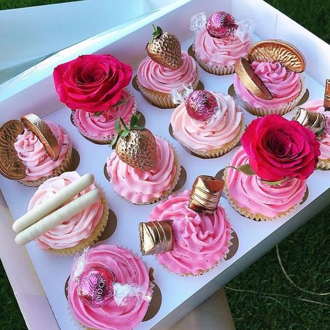 OUTRAGEOUS CAKES’s Instagram post: “Who could do with one of these with their Monday morning coffee?☕️🧁💓 ⠀⠀⠀⠀⠀⠀⠀⠀⠀⠀⠀⠀ ⠀⠀⠀⠀⠀⠀⠀⠀⠀⠀⠀⠀ ⠀⠀⠀⠀⠀⠀⠀⠀⠀⠀⠀⠀ #outrageouscakes #cupcakes…” Pink And Gold Cupcakes, Rose Gold Cupcakes, Pink Gold Cake, Rosette Cupcakes, Cupcake Factory, Birthday 21st, Cupcakes Birthday, Bridal Shower Cupcakes, Gold Cupcakes