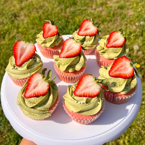 Strawberry Matcha Cupcakes, Cottagecore Cupcakes, Pink And Green Cupcakes, Matcha Cupcakes, Matcha Strawberry, Michelin Chef, Strawberry Matcha, Matcha Cake, Cute Baking