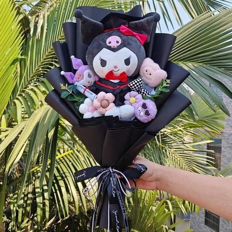 🎓 Sanrio Graduation Plush Bouquet 🎓 LlNK lN BlO #sanrio #sanriocore #sanrioaesthetic #bouquet Sanrio Graduation, Plush Bouquet, Graduation Flower Bouquet, Graduation Hats, Graduation Bouquet, Hello Kitty Gifts, Hello Kitty Merchandise, Walpaper Hello Kitty, Handmade Bouquets