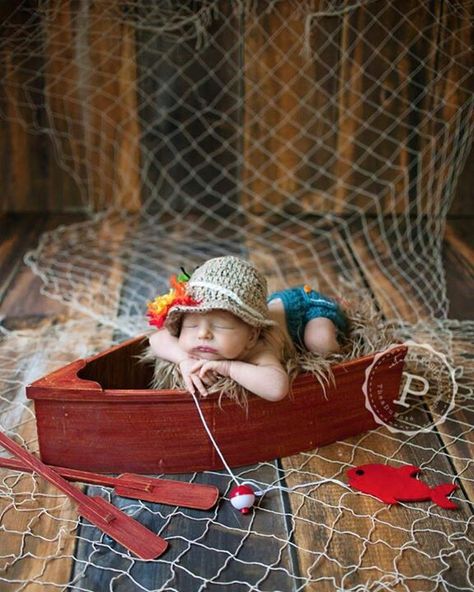 Cute little fishing baby Newborn Photography Fishing, Fishing Newborn Pictures, Fishing Baby, Baby Boy Newborn Pictures, Baby Boy Newborn Photography, Foto Newborn, Baby Kostüm, Newborn Photography Boy, Newborn Photography Poses