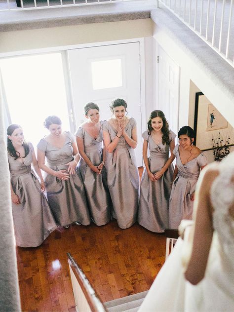 Line up bridesmaids at the foot of a staircase for a top-of-the-stairs first look. The bride can glide down the stairwell feeling like a complete princess! Unusual Wedding Photos, First Look Wedding Photos, Bridesmaid Poses, First Look Wedding, Wedding Bridesmaids Dresses Blue, Ideas Wedding Photos, Bridal Party Robes, Bridal Parties, Wedding Photos Poses