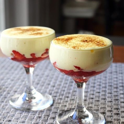 Chef John's Zabaglione I "In this classic Italian dessert, sweet, juicy fruit is enveloped in a rich but impossibly light custard." Zabaglione Italian, Olive Garden Desserts, Valentines Meal, Zabaglione Recipe, Fruit Custard, Olive Garden Recipes, Italian Cakes, Dessert Oreo, Recipes Italian