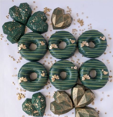 Green Black And Gold Dessert Table, Green Donuts Ideas, Emerald Cake Pops, Dark Green Cake Aesthetic, Green Sweets Table, Emerald Green And Gold Treats, Green And Gold Desserts, Emerald Green Treats, Emerald Green Quince Dessert Table