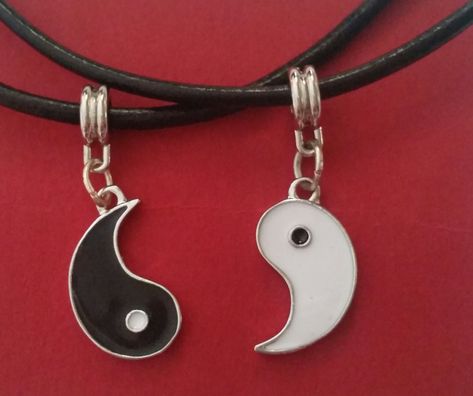 Yin Yang Jewelry, Friendship Couple, Yin Yang Necklace, Yin And Yang, Jewelry Pendants, Heart Dangle Earrings, Ying Yang, Tai Chi, Yin Yang