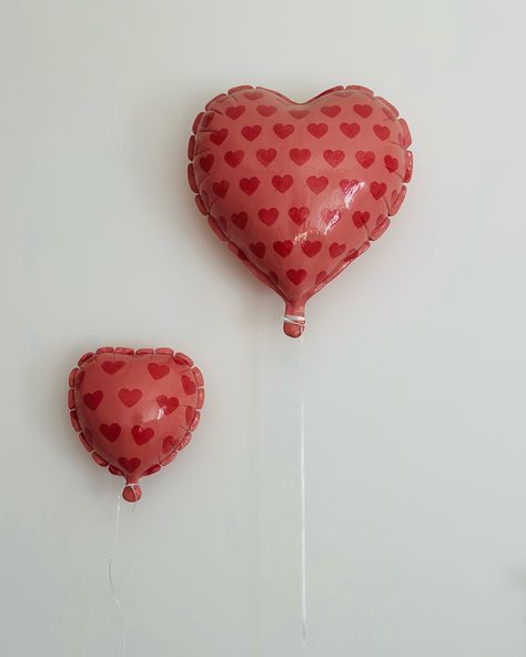 Ceramic balloons Hand made and hand painted #ceramics #heart #pottery #handmade #clay #art #ceramicart #ceramic #handbuiltpottery #design #homedecor #interiordesign #porcelain #contemporaryceramics #sculpture #instapottery #handbuiltceramics #heliumballoons #handmadeceramics #artist #pottersofinstagram #ceramicsculpture #craft #potterylove #hotairballoon #ceramicartist #handmadepottery #underglaze #balloon Clay Balloon, Ceramic Balloon, Heart Pottery, Painted Ceramics, Ceramic Wall Art, Hand Built Pottery, Pottery Handmade, Diy House, Cute Home Decor