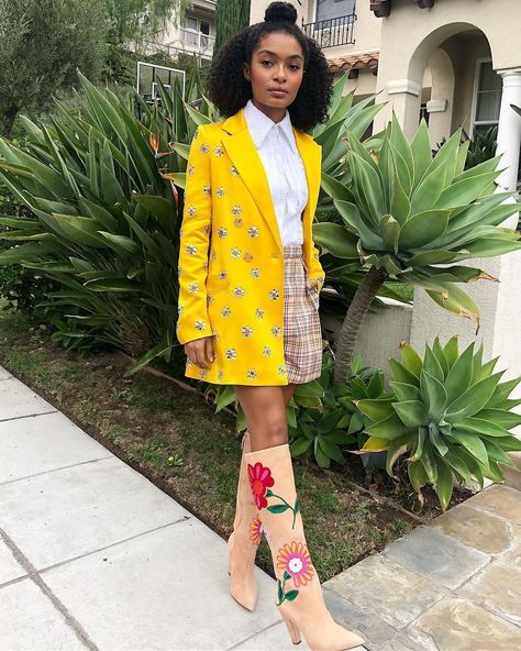 Zoe Grownish Outfits, Zoey Grownish Outfits, Grown Ish Outfits Zoey, Yara Shahidi Outfits, Grownish Outfits, Grown Ish Outfits, Yara Shahidi Style, Jennifer Fisher Jewelry, Grown Ish