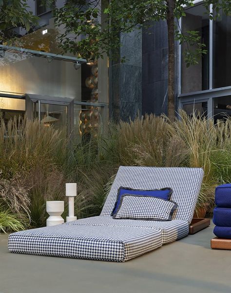 Sunset Poolside Bed | Exteta – EN Authentic Aesthetic, Sun Bed, Pool Chairs, Sun Lounge, Outside Living, Milan Design, Pool Furniture, Interior Garden, Milan Design Week