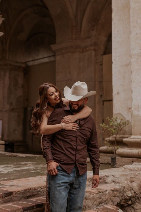 Dreamy Engagement Session in Ruinas de La Antigua Catedral Mexican Engagement Photos, Western Engagement Pictures, Western Engagement, Themes Photo, Engagement Photoshoot, Guatemala, Engagement Pictures, Engagement Shoots, Family Photos