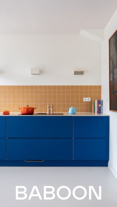 Blue Kitchen Tiles, Bold Kitchen, Small Kitchen Layouts, Studio Kitchen, Ikea Cabinets, Hus Inspiration, Square Tile, Blue Kitchens, Ikea Kitchen