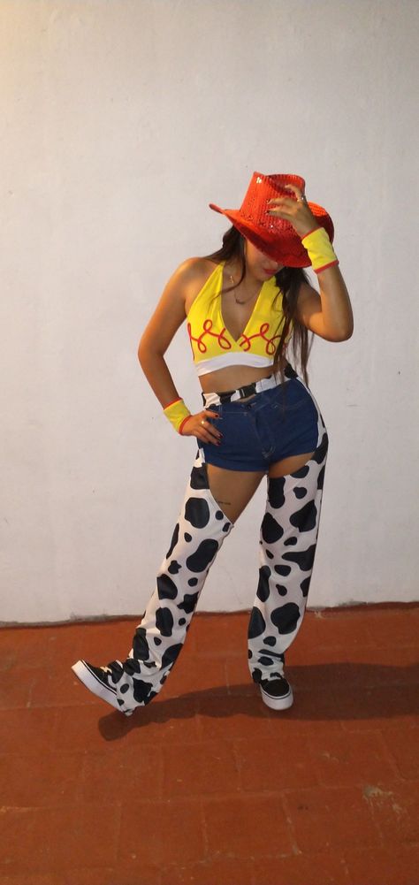 Jesse Outfit Toy Story, Jessie You Story Costume, Jesse Cowgirl Costume, Jessie Outfit Toy Story, Cute Woman Halloween Costumes, Disfresses Halloween Mujer, Jessie Halloween Costume Women, Jesse From Toy Story Costume, Jessy Toy Story Costume Woman