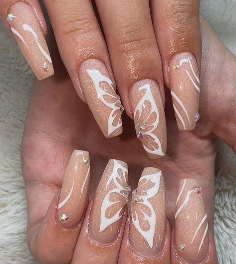 White Nails W Butterflies, White Nails With Butterflies, White Butterfly Nails, Hand Painted Nail Art, Ring Finger Nails, Gel Natural, Madam Glam, Butterfly Nails, Painted Nail Art