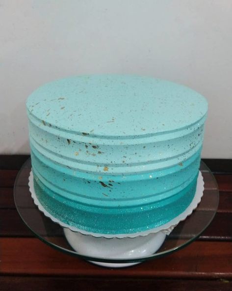 Bolo azul: 90 ideias criativas que são de lamber os beiços 18th Birthday Cake For Girls, Buttercream Fondant, 21st Cake, Birthday Cake For Him, Red Cake, Bday Party Theme, 18th Birthday Cake, Mini Cakes Birthday, Blue Cakes