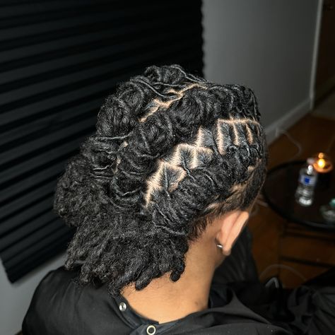 Retwist + 4 Barrel Twist Style 🔥❤️‍🔥 This is your sign to book & add- on a style with your next appointment 🗓️⬇️ Link to book is in the bio above ! 📍5 min from Towson University 📍8 min from Loyola University 📍12 min from Morgan State [Driving Distance] ㅤ ⭐️ BE SURE to look at the add-ons as they are for you to cater your needs towards your next appointment . For any questions feel free to DM me before booking • • • • • • • • • • • • • • • • • • • • • • • • #baltimoreloctician #balti... Short Barrel Twist Locs Women, 4 Barrel Twist Locs, Barrel Twist Locs Women, Barrel Twist Locs, Barrel Locs, Locs Women, Barrel Twist, Dreadlocks Men, Dread Hairstyles For Men