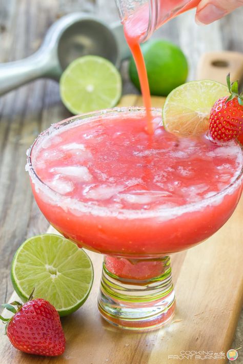 Creative Margarita Recipes, Virgin Strawberry Margarita, Fresh Strawberry Margarita, Fruity Margarita Recipe, Strawberry Margaritas, Amish Macaroni Salad, Strawberry Tequila, Strawberry Margarita Recipe, Sweet Birthday Cake