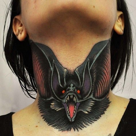 Bats Tattoo, Bat Tattoos, Throat Tattoo, Bat Tattoo, Geniale Tattoos, Neck Tattoos, Trendy Tattoos, Old School Tattoo, Skin Art