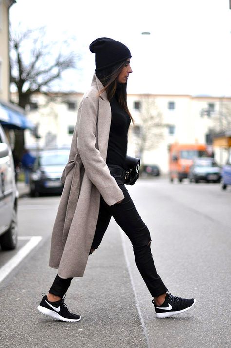 Black beanie, beige trench coat, black top, black ripped jeans, and Nike Roshe Run shoes Outfits Leggins, Populaire Outfits, Fashion Blogger Style, Looks Street Style, Outfit Trends, Sport Chic, Ținută Casual, Sporty Chic, Sneakers Outfit