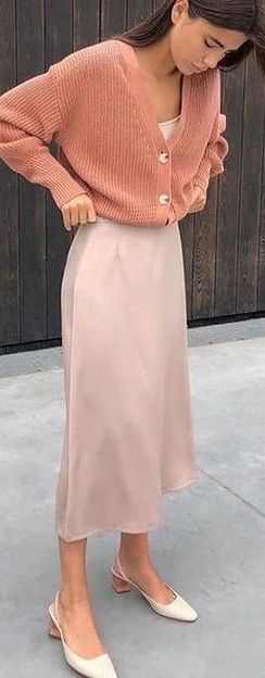 Beige Midi Skirt Outfit, Tznius Fashion, Alphabet Cake, Spring Skirt Outfits, Mode Rose, Look Adidas, Mode Hippie, Estilo Indie, Skandinavian Fashion