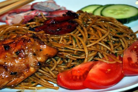 De Javaanse bami is op voller van smaak doordat er gebruik wordt gemaakt van typische Surinaamse specerijen en kruiden. Bami Recipe, Suriname Food, Budget Family Meals, Dutch Recipes, Caribbean Recipes, Indonesian Food, World Recipes, Easy Family Meals, Beignets