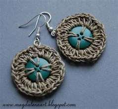 Crochet Jewlery, Earrings Diy Handmade, Crochet Jewelry Patterns, Crochet Earrings Pattern, Crochet Buttons, Fiber Jewelry, Textile Jewelry, Button Jewelry, Earring Patterns