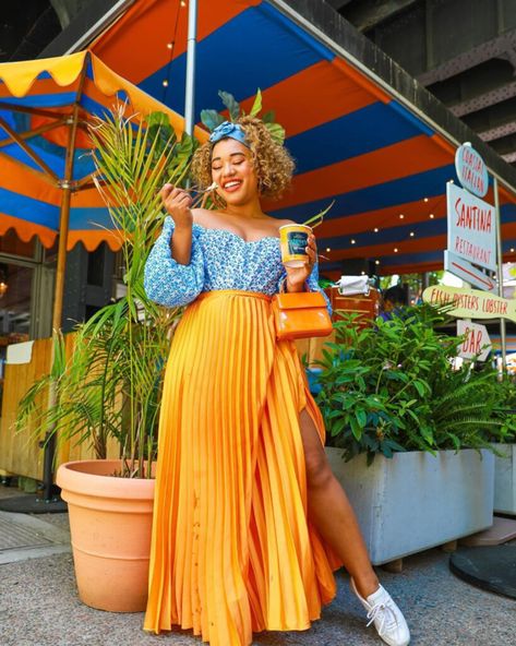 Long Pleated Skirt Outfit, Orange Skirt Outfit, Orange Pleated Skirt, Long Skirt Outfits For Summer, Long Skirt Outfit, Pleated Skirt Outfit, Outfit For Summer, Creative Fashion Photography, Color Combos Outfit