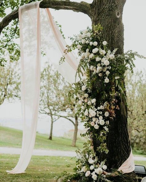 Tree Branch Arbor Diy, Wedding Altar Tree, Wedding Ceremony Tree Decor, Tree Wedding Ceremony, Romantic Ceremony, Wedding Arch Rustic, Romantic Wedding Receptions, Wedding Altars, Wedding Ceremony Flowers