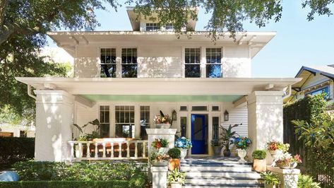 Meg Lonergan Houston Craftsman with White Exterior Craftsman Family Room, Colorful Decorating Ideas, Craftsman Home Decor, Big Front Porches, Creative Interior Design, Craftsman Style Homes, Craftsman Bungalows, Craftsmen Homes, Craftsman House