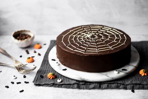 Halloween Spider Web Cake Cake Recipes Birthday, Spiderweb Cake, Halloween Baking Recipes, Halloween Cake Design, Seasonal Cakes, Spider Web Cake, Halloween Cakes Easy, Spooky Halloween Cakes, Birthday Drip Cake