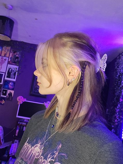 Half blonde half brown horizontal split dye in a half updo with a butterfly hairclip Short Fairy Hair Hairstyle Ideas, Grunge Braid Hairstyles, Fairy Short Hairstyles, Short Fairy Hairstyles, Fairy Grunge Hairstyles, Fairy Hair Short, Fairy Short Hair, Short Hair Split Dye, Fairy Grunge Hair