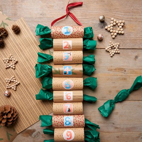 Oh du fröhliche Adventszeit: Wir verkürzen das Warten auf den 24. Dezember mit einem Adventskalender und den basteln wir selber aus Klopapierrollen. Mach mit! Chocolate Car, Diy Advent Calendar, Christmas Deco, Advent Calendar, Little One, Advent, Gift Wrapping, Novelty Christmas, Christmas Ornaments