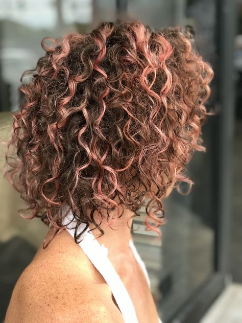 Rose gold curly hair @jackieinmanhair Rose Gold Curly Hair, Gold Curly Hair, Gold Hair Jewelry, Curly Pink Hair, Crazy Curly Hair, Rose Pink Hair, Gold Balayage, Gold Hair Dye, Rose Gold Hair Dye