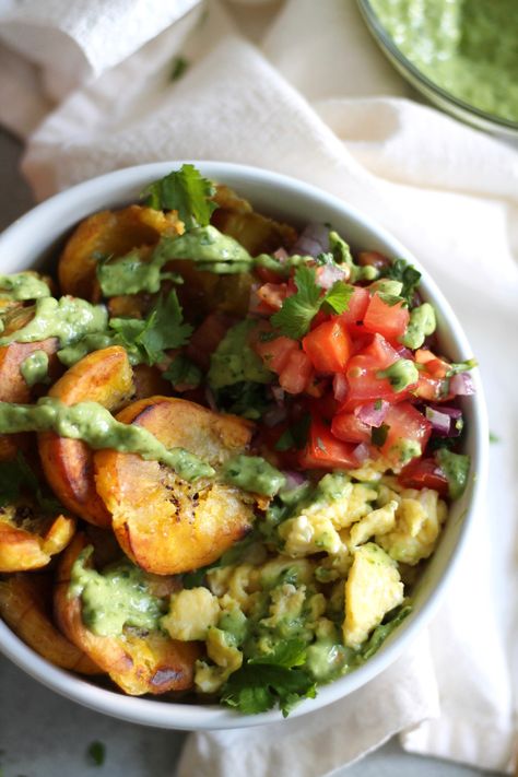 Savory veggie breakfast bowl with fried plantains and avocado sauce Egg Breakfast Bowl, Avocado Chimichurri, Fried Plantains, Healthy Breakfast Bowls, Avocado Breakfast, Hole In The Wall, Plantains Fried, Sauteed Spinach, Breakfast Bowl