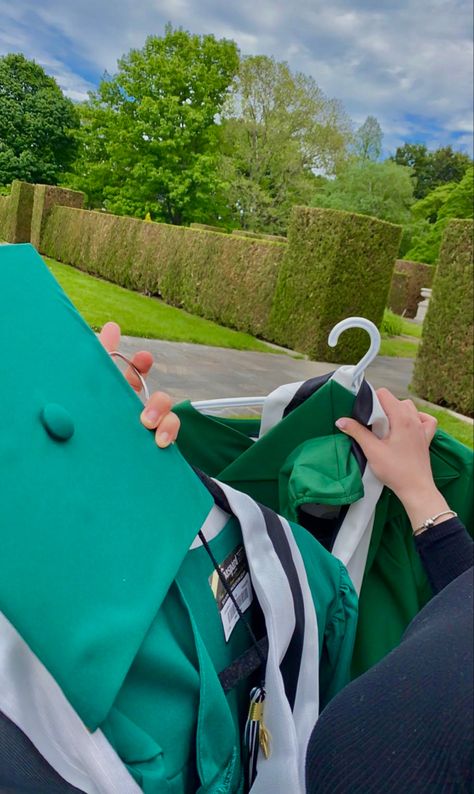 Green Graduation Aesthetic, Graduation Asethic Photos, Picture Day Aesthetic, Graduation Day Aesthetic, University Graduation Aesthetic, Green Graduation Gown, College Graduation Aesthetic, Picture With Friends, Graduation Drawing