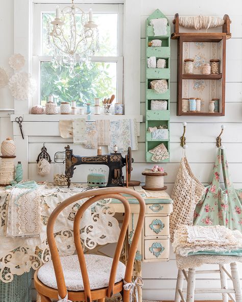 Love vintage style? Then we've got the issue for you! Check out our brand-new Vintage Cottage special issue, on newsstands now! See a sneak preview here: https://bit.ly/2BQPhof (📷: Marcy Black Simpson, Design by Emily Herskovitz) Vintage Craft Room, Vintage Sewing Rooms, Cottage Core Room, Quilt Room, Cottage Journal, Sewing Room Inspiration, Sewing Room Design, Casa Vintage, Cottage Ideas