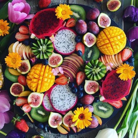 #fruit #fruitplatter #food #foodphotography #healthy #healthyfood #photography #pinterest #vsco #instagram #instagood #flowers #colorful Fruit Platter Ideas, Tropisk Fest, Easy Taco Recipes, Platter Ideas, Fruit Platter Designs, Healthy Halloween Snacks, Vegetable Plate, Fruit Displays, Rainbow Fruit