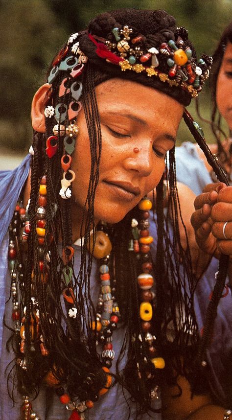 Mauritanian woman African People, We Are The World, Hair Decorations, African Culture, People Of The World, African Beauty, World Cultures, Tunisia, People Around The World