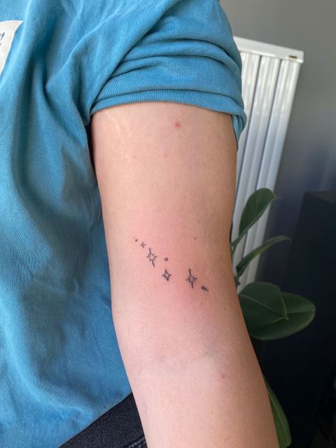 Shinee Tattoo, Small Girly Tattoos, Tattoo Minimalist, Girly Tattoos, Star Tattoos, Shining Star, Piercing Tattoo, Mini Tattoos, Shinee